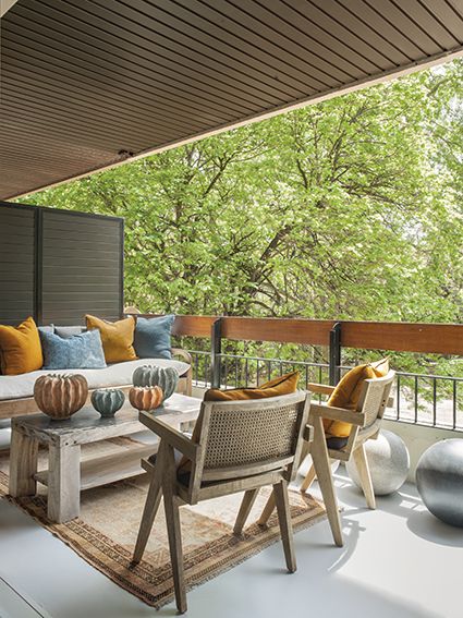 La terraza, con un banco balinés de madera tropical.