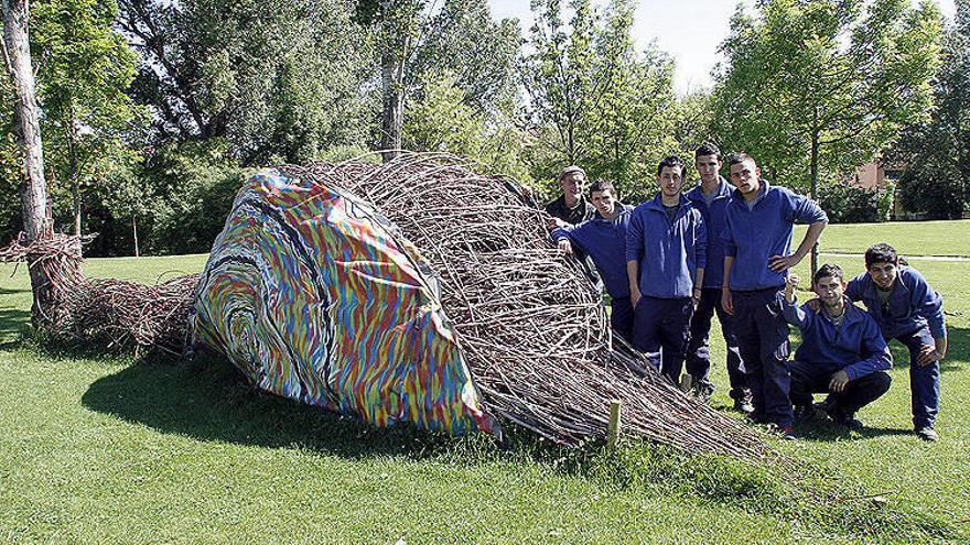 De izda a dcha, José Luis de la Hoz, Iosu Zulet, Israel Jiménez, Abdel Mansour, Oihan Amezcoa, Javier Aguirre y Ander Zugaldía, con el caracol gigante que han realizado en el Paseo Ibaialde.