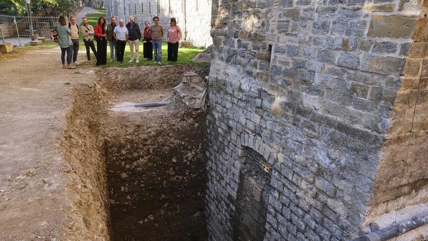 Hallan una segunda puerta medieval y una moneda islámica en las excavaciones del entorno de la Catedral de Pamplona