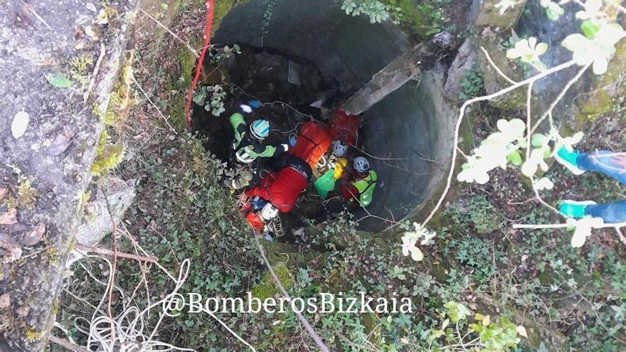 Rescatan a un menor de 13 años tras caer en un agujero en Lemoa