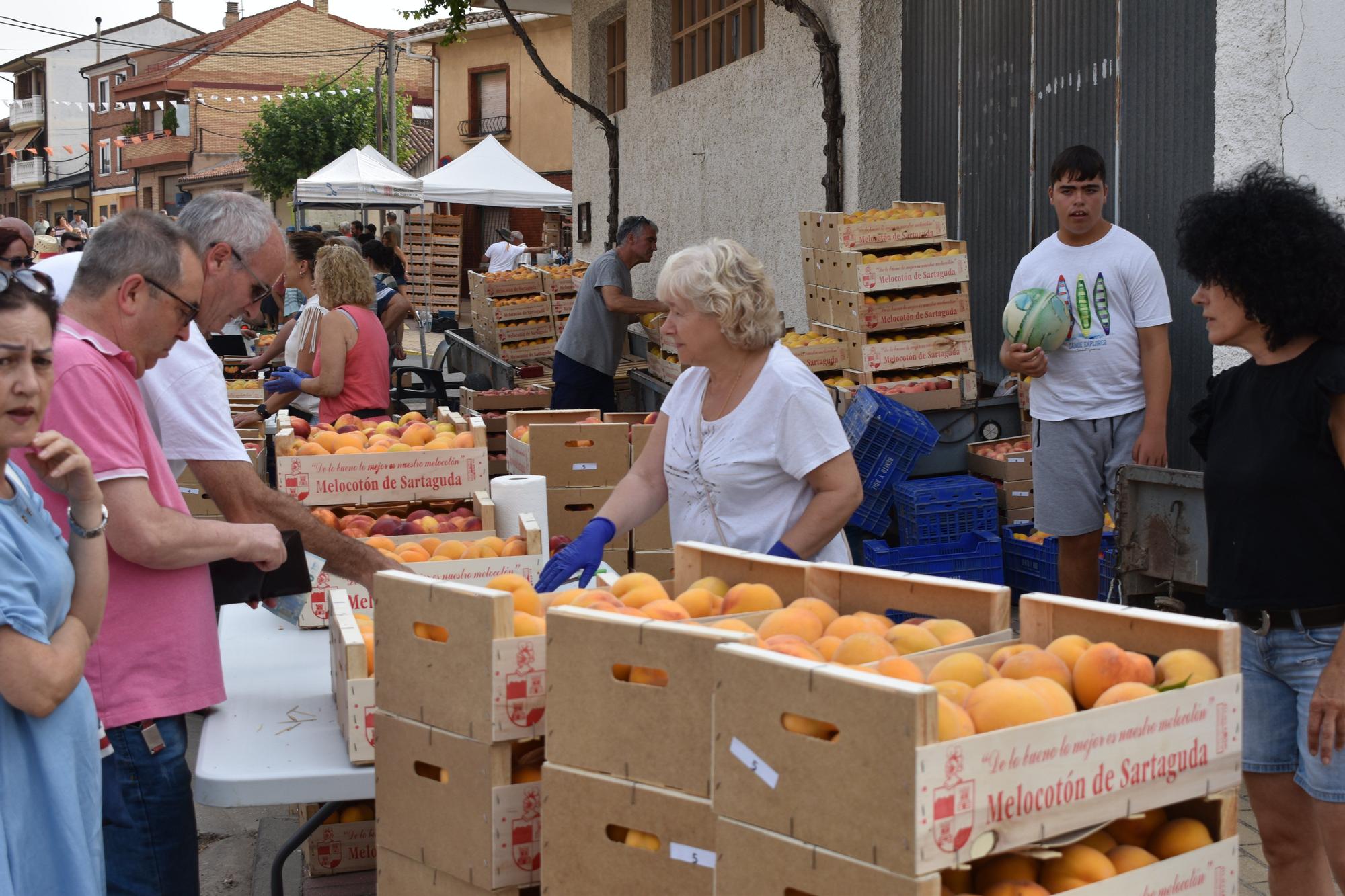 Fotos | Más fruta y más puntos de venta en la Feria del Melocotón de Sartaguda