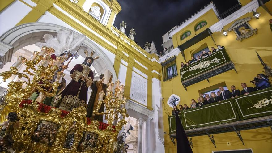 Multitudinaria &#039;Madrugá&#039; en la Semana Santa de Sevilla
