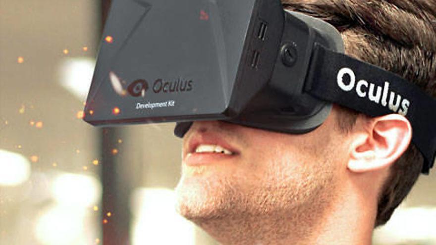 Un joven prueba un dispositivo de la firma de realidad virtual Oculus.