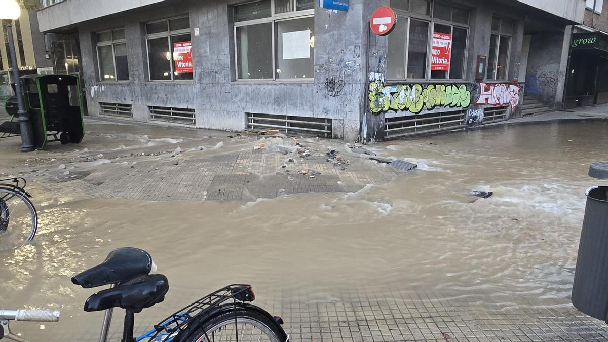 Reventón de tubería AMVISA en calle Basoa