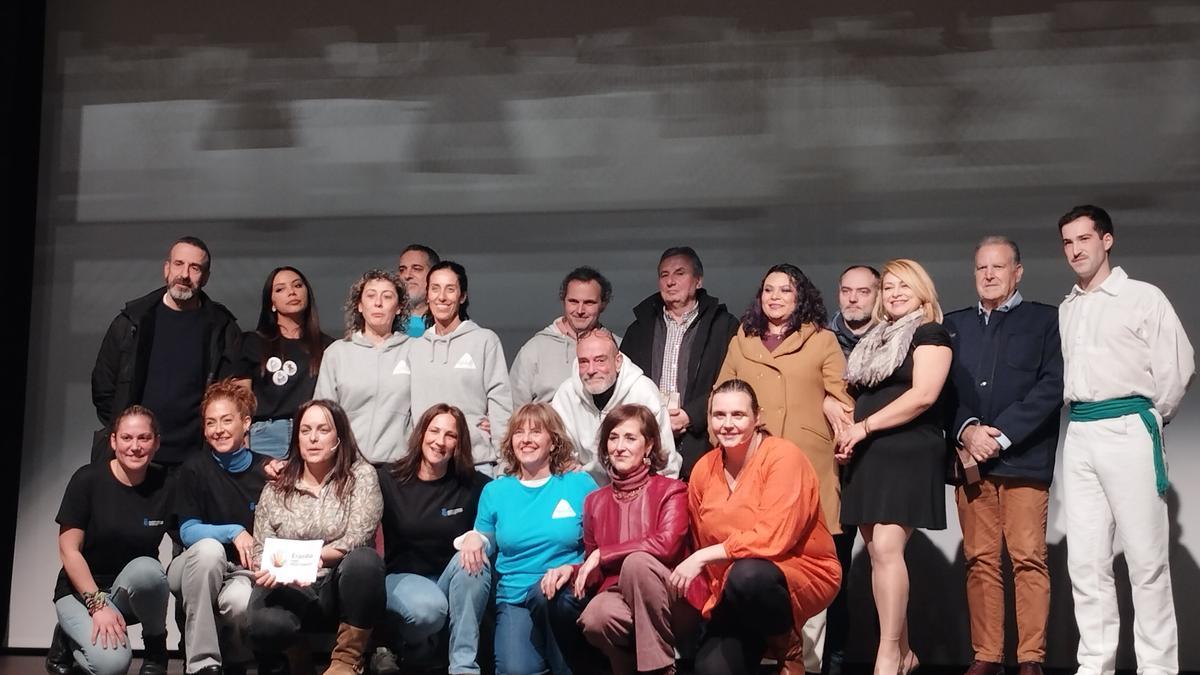 Foto de familia de todos los galardonados en el escenario de Merkatu Zaharra, junto a la alcaldesa erandioztarra, Aitziber Oliban.  | FOTO: