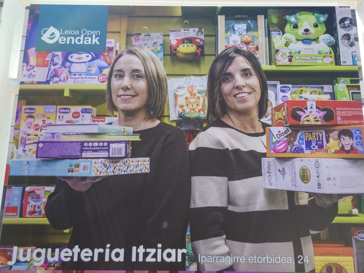 Itziar San Martín, con su hermana.