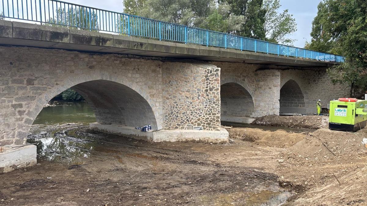 Obras de refuerzo del puente sobre el río Larraun en Irurtzun.