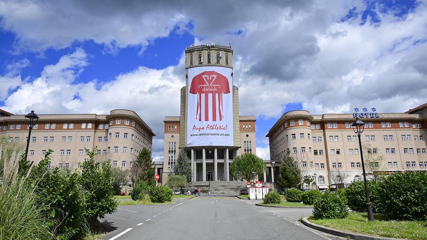 Cuelgan una camiseta del Athletic gigante en Derio