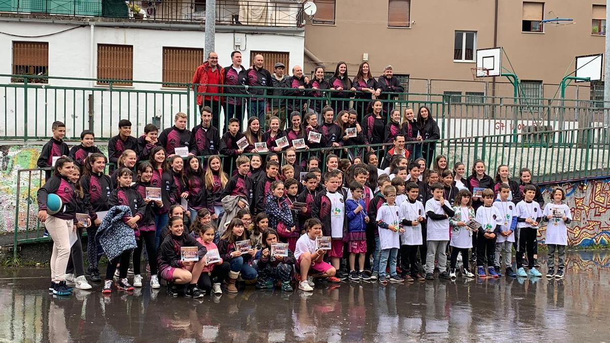 Integrantes de diferentes equipos en una fiesta del club hace unos años.