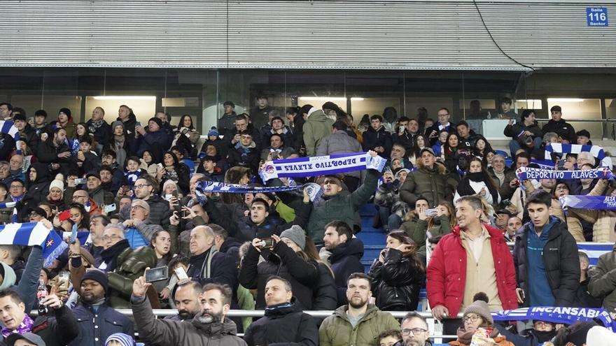 En imágenes: la afición del Alavés calienta motores en Mendizorroza frente al Real Madrid