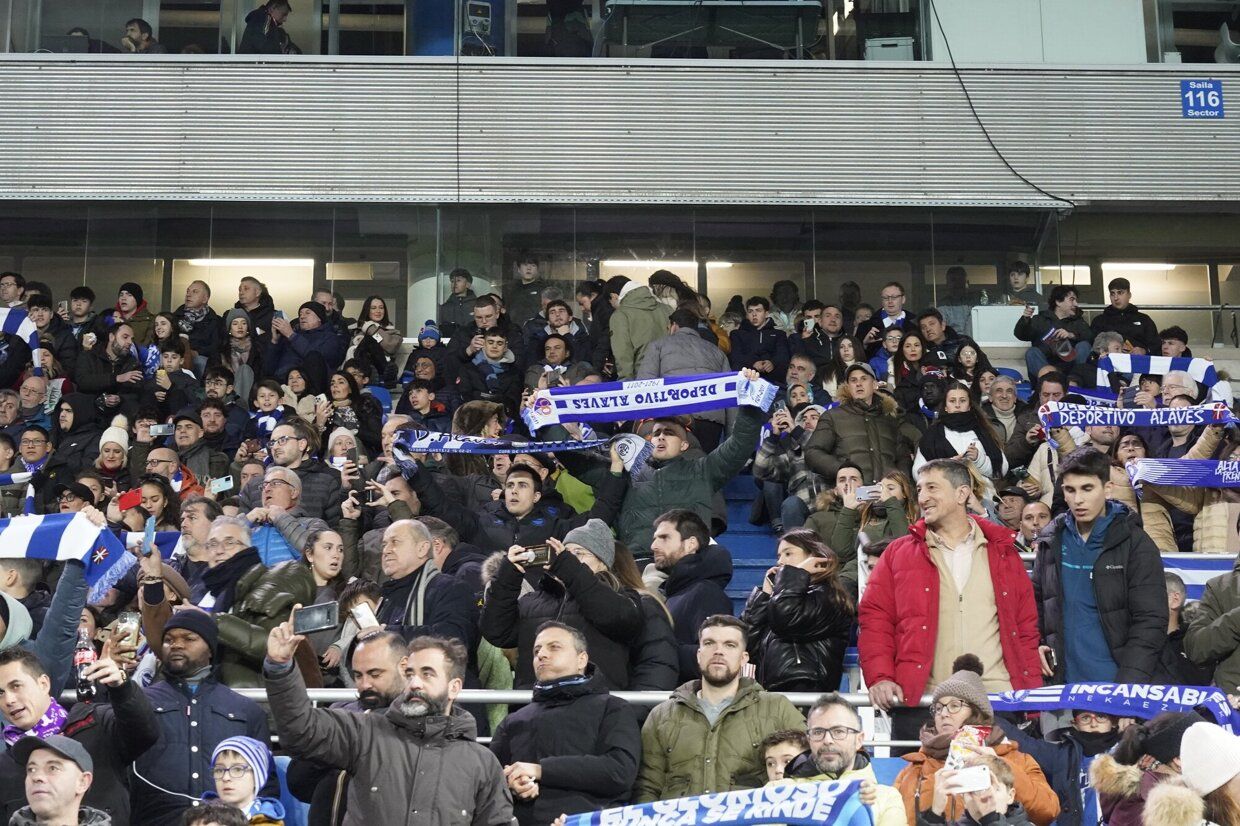 En imágenes: la afición del Alavés calienta motores en Mendizorroza frente al Real Madrid