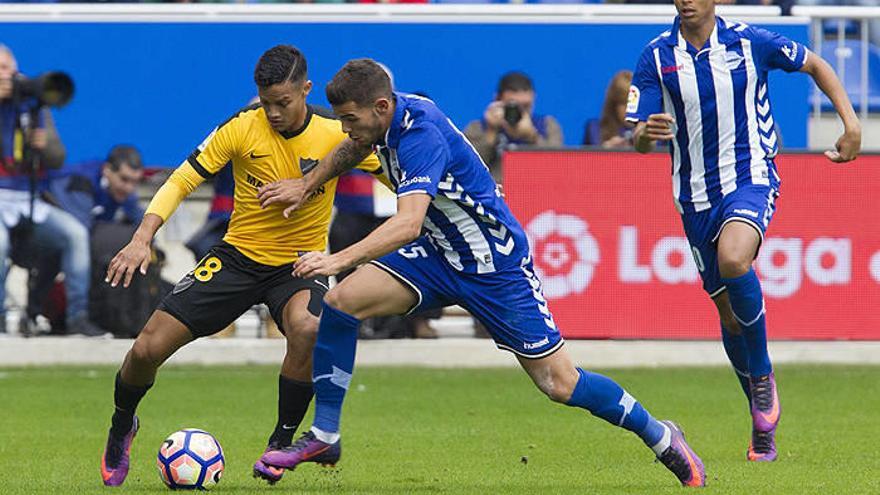 delantero serbio del Deportivo Alavés, Aleksandar Katai (c), disputa el balón con el centrocampista venezolano del Malaga Roberto Rosales