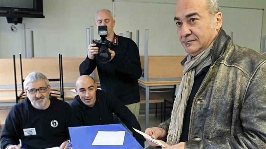 El diputado general de Gipuzkoa (Bildu), Martin Garitano, ejerce su derecho a voto en la capital donostiarra.