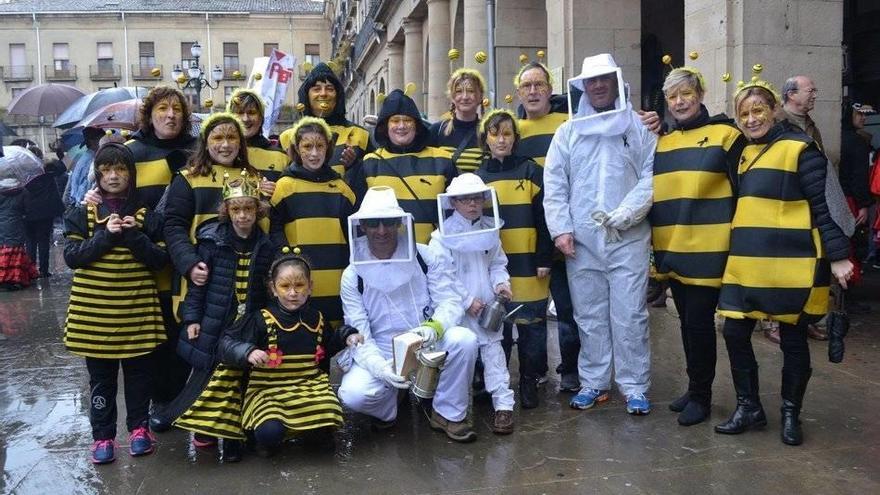 Una cuadrilla de apicultores y abejas, en la fiesta del año pasado.