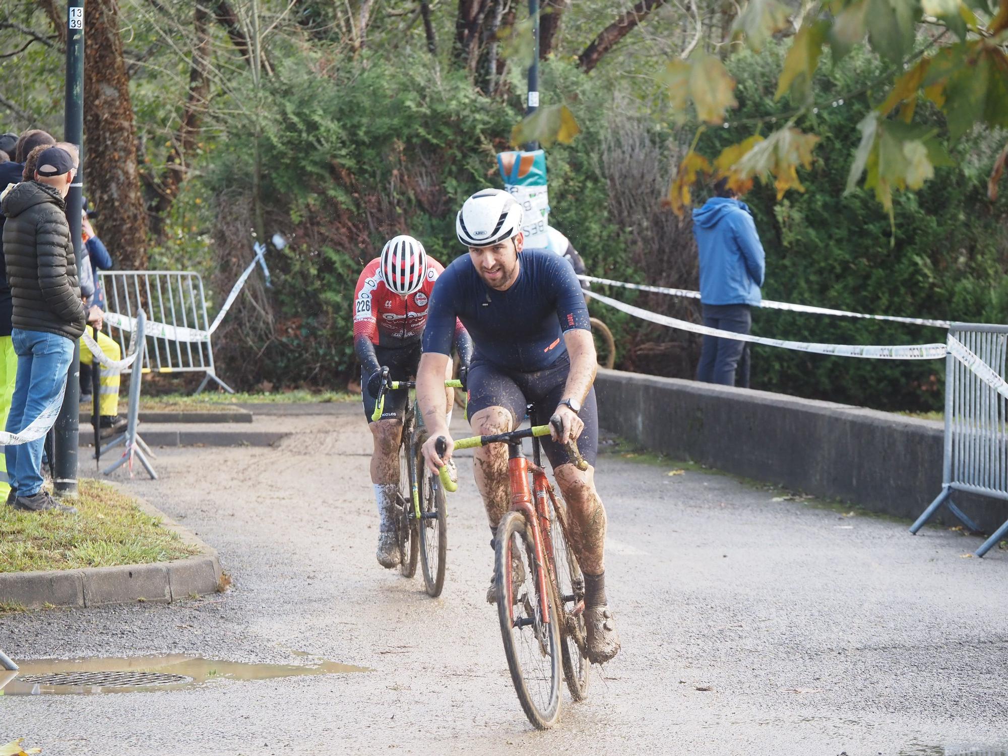 El barro se sumó al espectáculo de ciclocross en Elgoibar