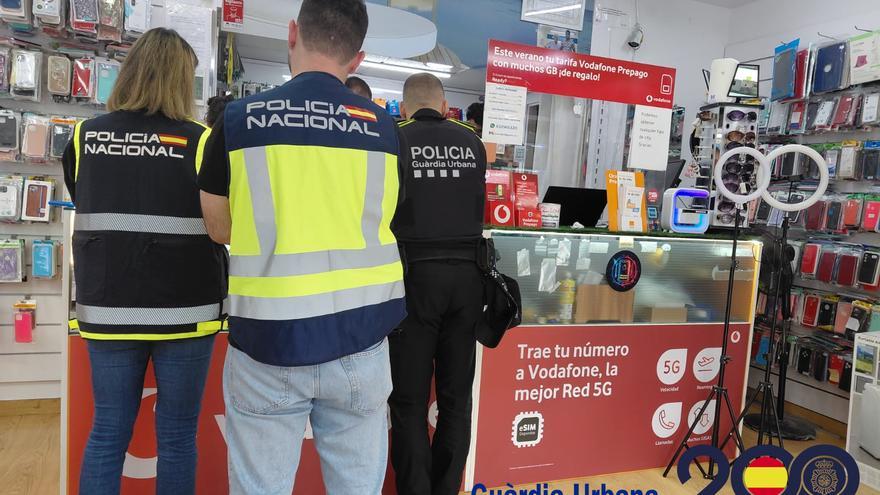 Doce detenidos en Barcelona tras caer dos redes criminales dedicadas a la 'estafa del router', con 71 víctimas