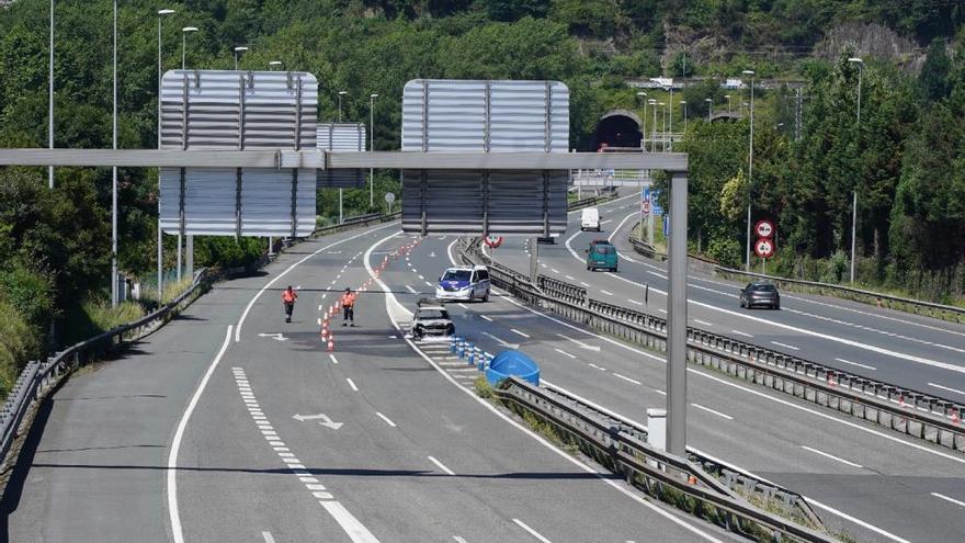 El coche ha quedado totalmente calcinado en la A-8