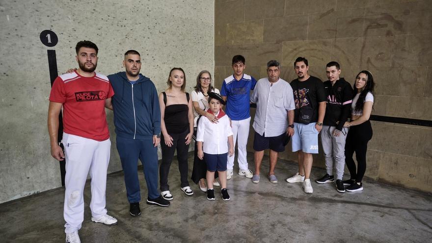 Fotos del homenaje a pelotaris navarros gitanos en el frontón de la Mañueta