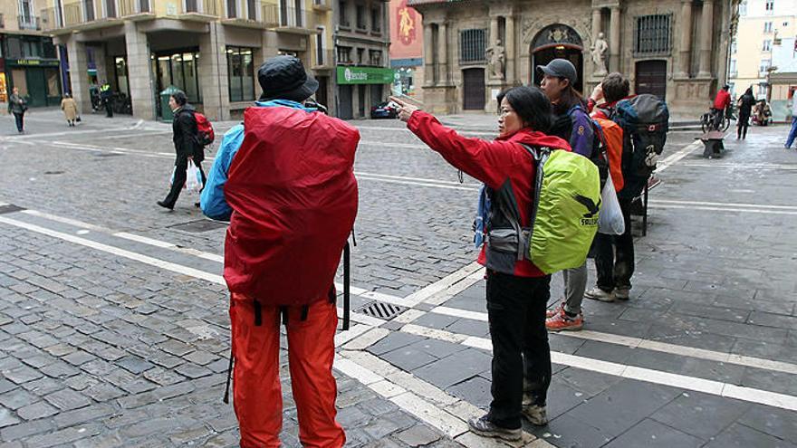 Varios peregrinos coreanos,en la plaza Consistorial de Pamplona.