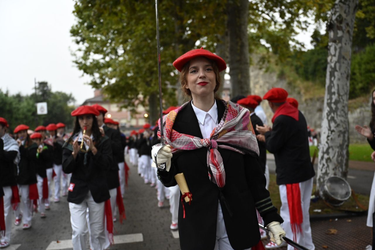 La compañía Jaizkibel desfila en Hondarribia