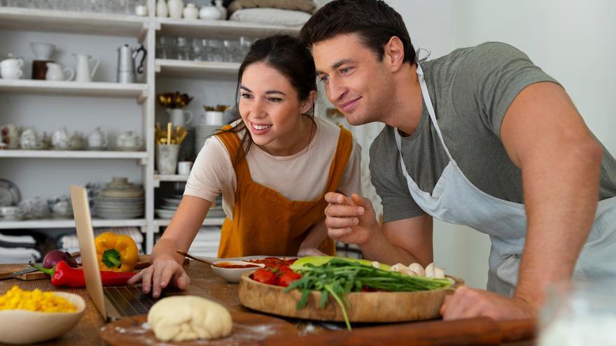 Este gesto cotidiano pone a prueba la relación de pareja: así funciona la 'teoría del pájaro'
