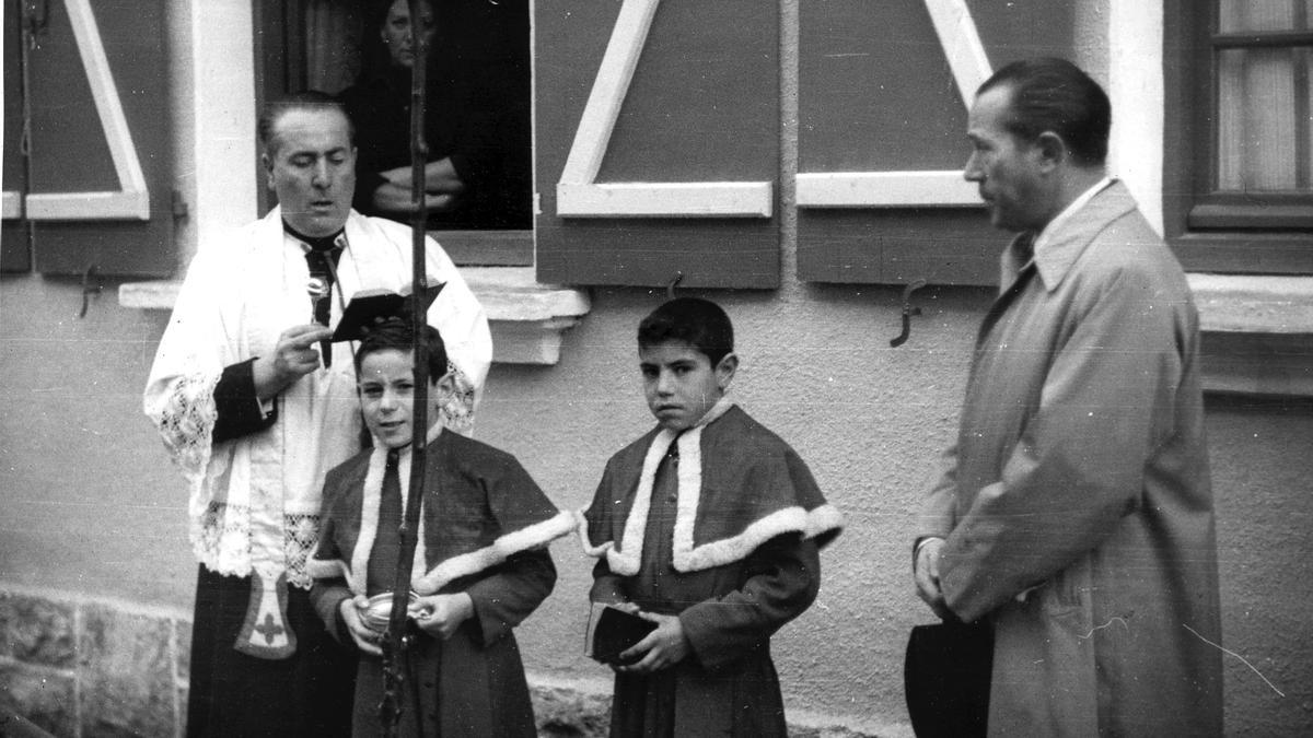 Arias Navarro, junto al párroco de San José, Mariano Elarre, bendiciendo las nuevas viviendas de la Txantrea.