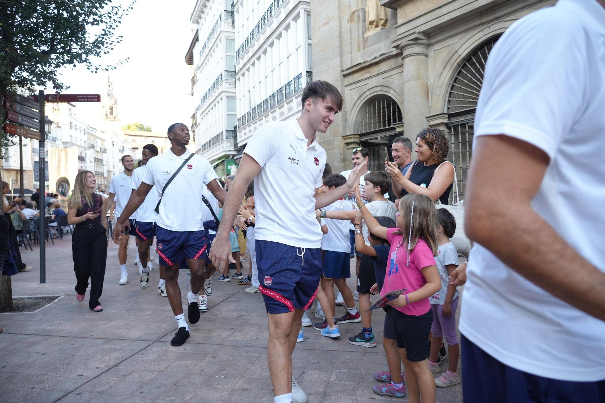 En imágenes: El Baskonia se da un baño de masas en la firma de autógrafos