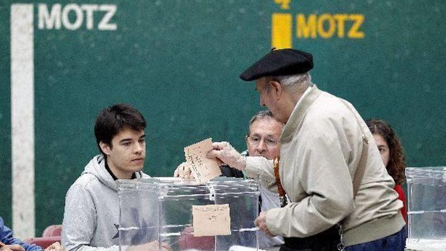 Un vecino de Hondarribia ejerce su derecho a voto ayer en el frontón de esta localidad