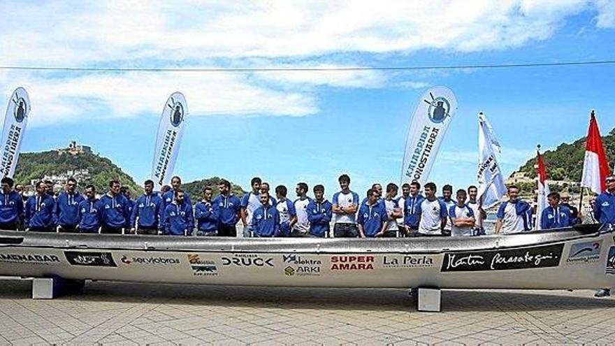 La plantilla de la Donostiarra posó ayer en el paseo de La Concha, en la capital guipuzcoana.