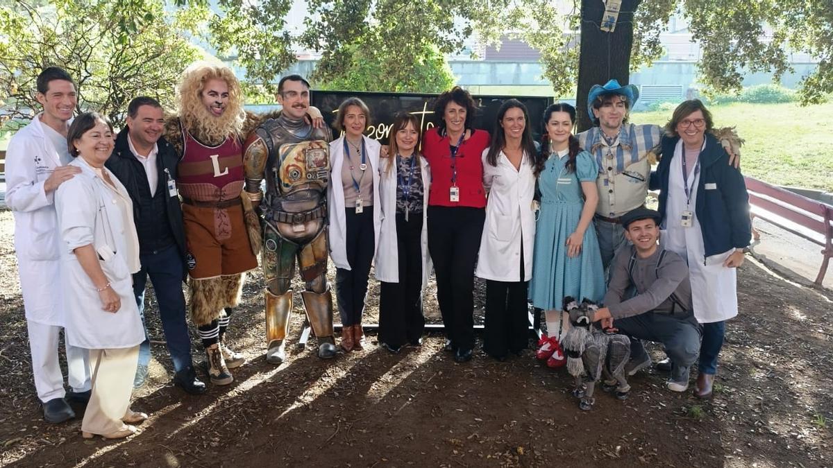 Los artistas del Mao de Oz visitan a los niños en el hospital de Basurto