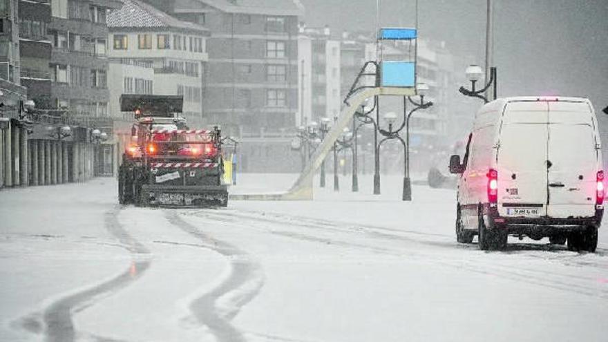 La intensa granizada a primera hora de la mañana dejó una imagen blanca en la localidad.