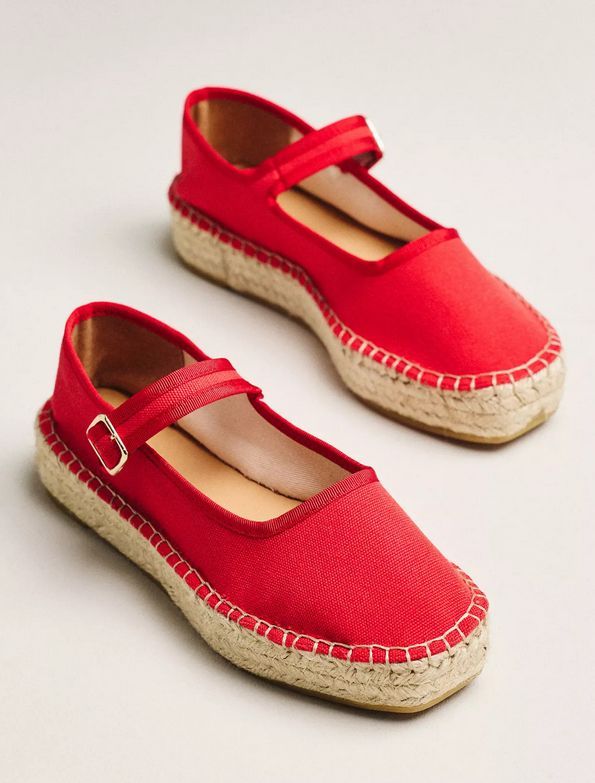 Zapato tipo mercedita, con hebilla sobre el empeine.