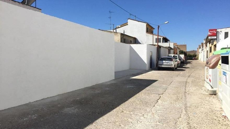 Calle Corrales, vial que empezarán a arreglar, y el muro del corral del ganado.