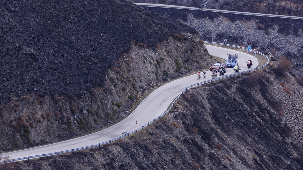 Los ciclistas recorren el paisaje calcinado por los incendios en el Bierzo.