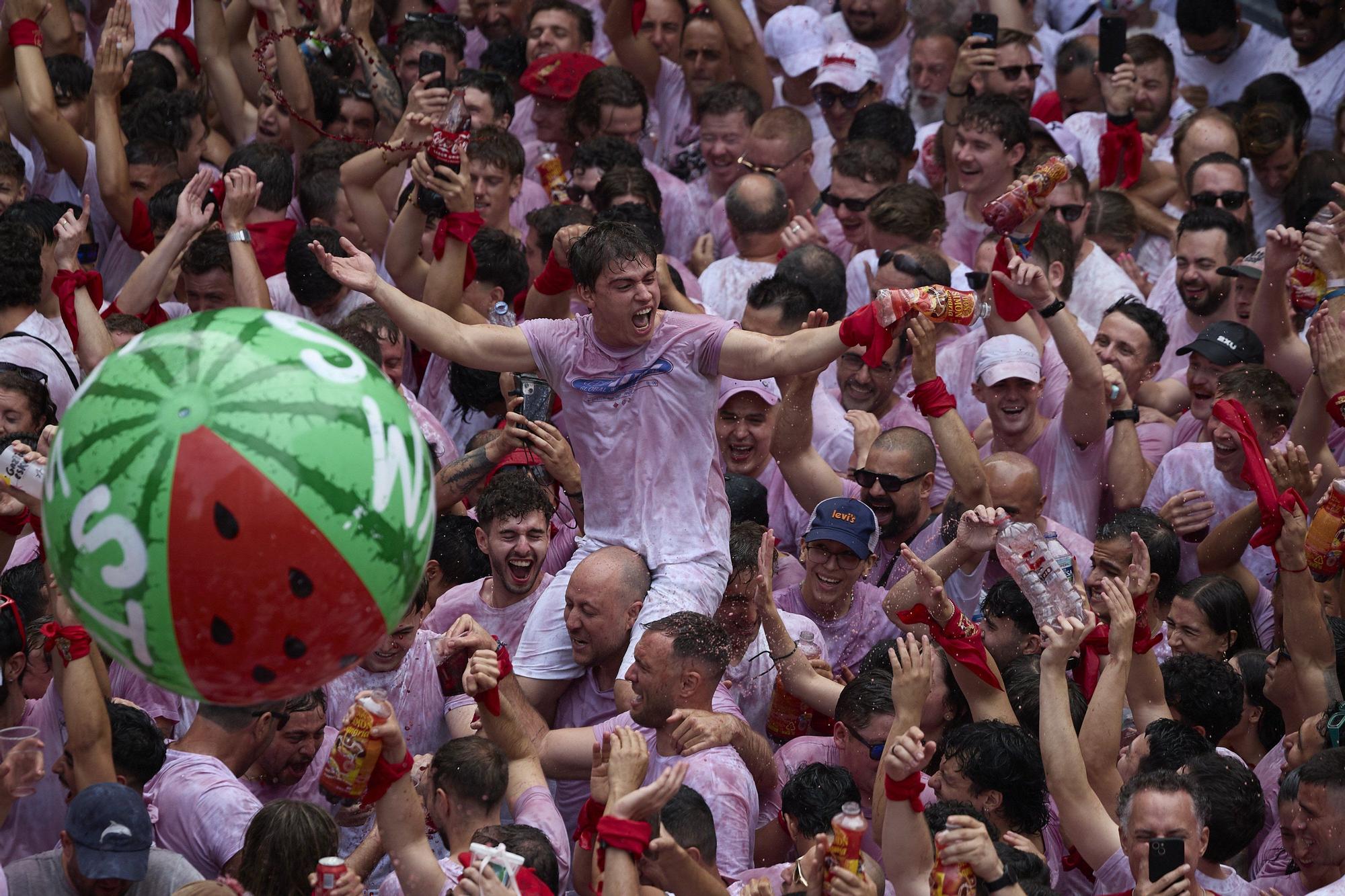 Fotos del  Chupinazo de San Fermín 2025 en Pamplona: ¡La fiesta más internacional se enciende con un grito solidario por Palestina!