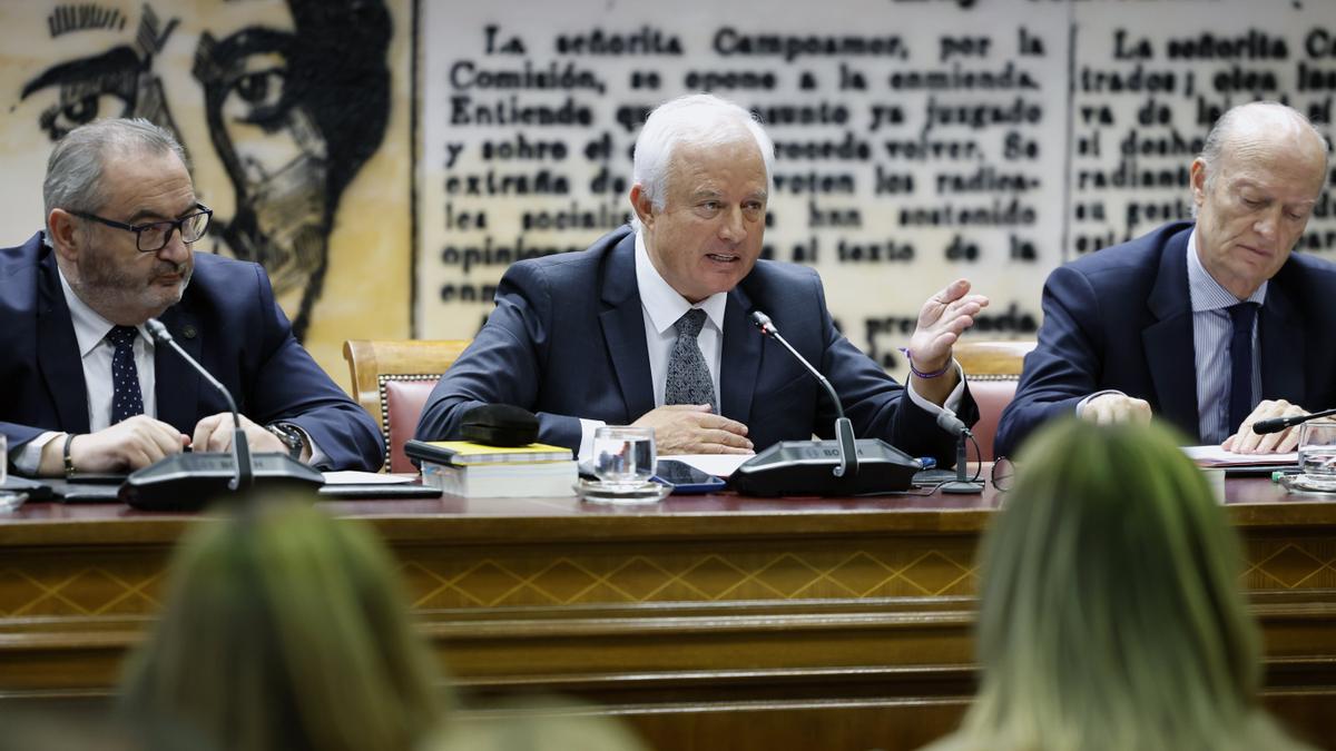 Durante las preguntas del Grupo Mixto, Sánchez ha calificado la sesión como “comisión de difamación”, algo que ha afeado el presidente de la comisión, el popular Eloy Suárez. Durante las preguntas del Grupo Mixto, Sánchez ha calificado la sesión como “comisión de difamación”, algo que ha afeado el presidente de la comisión, el popular Eloy Suárez.