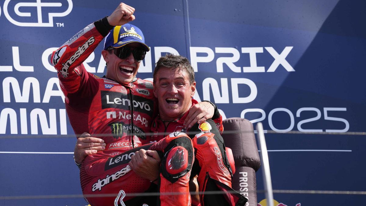 Marc Márquez celebra su conquista en el Gran Premio de San Marino.