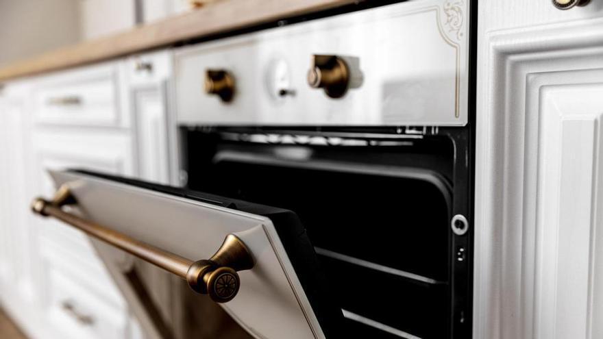 Es hora de limpiar tu horno: el remedio para acabar con la grasa sin esfuerzo