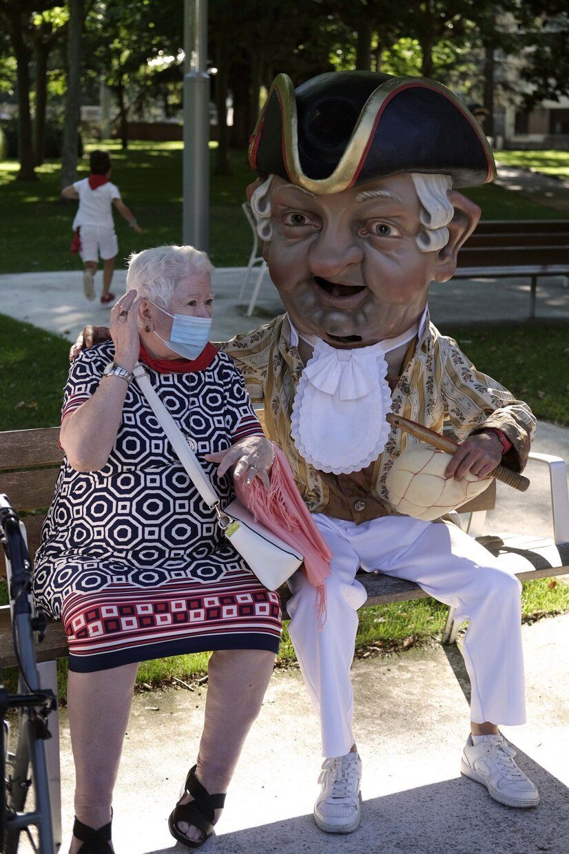 La comparsa de gigantes y cabezudos visita la Casa de la Misericordia