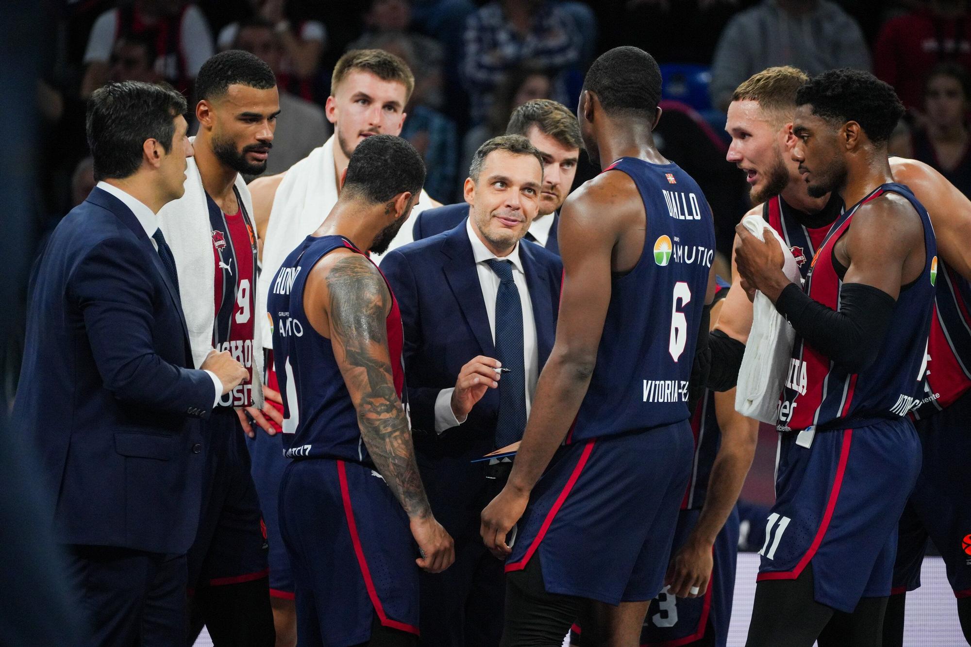 Todas las imágenes del Baskonia - Olympiacos en el Buesa Arena