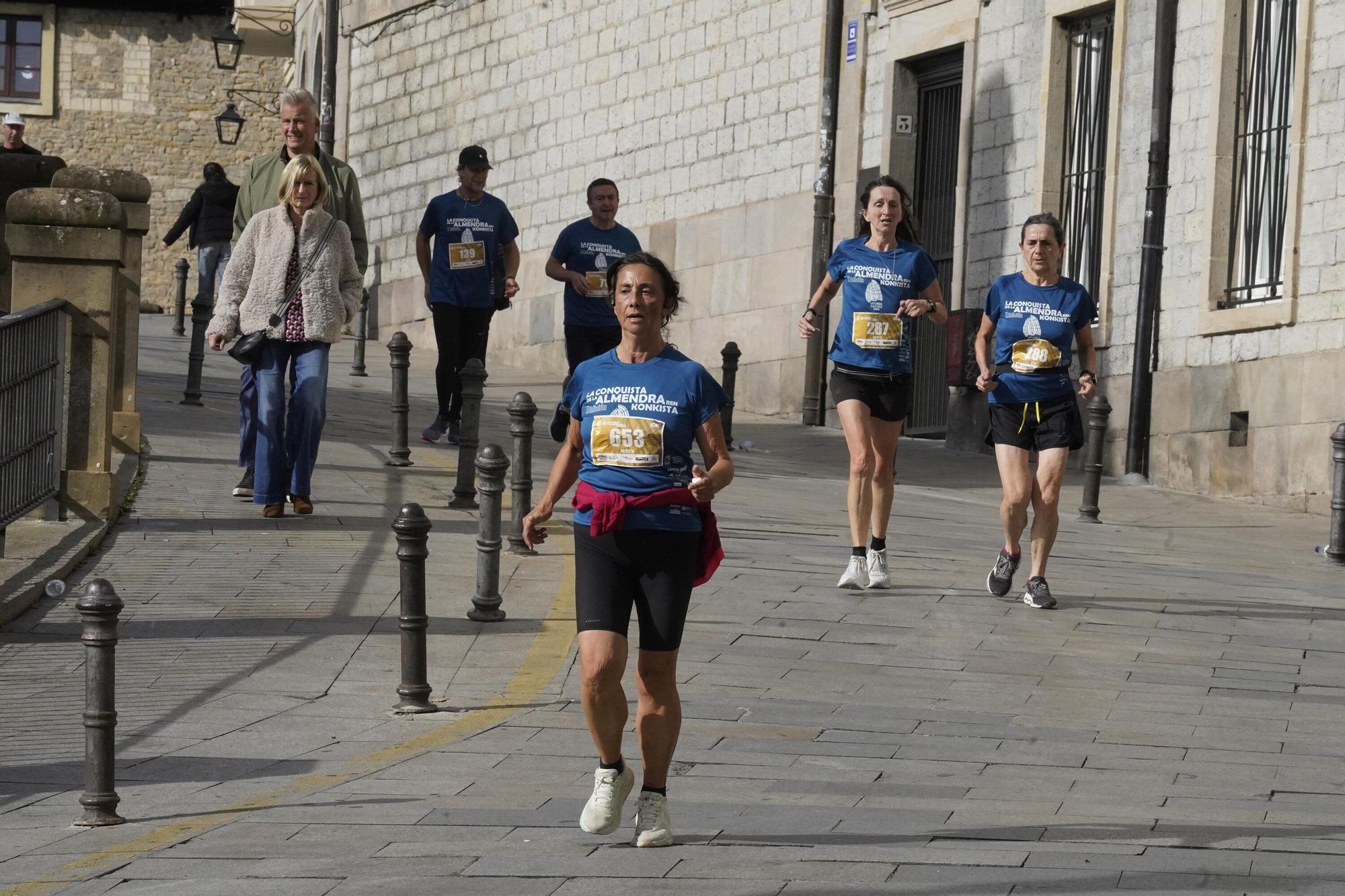 En imágenes: Miles de personas conquistan la Almendra de Gasteiz