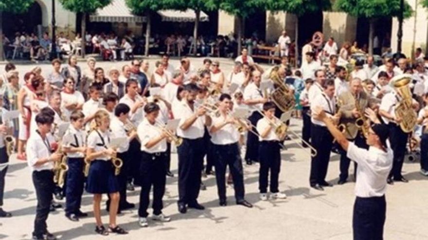 La banda, que fue creciendo poco a poco, durante una actuación en la plaza de los Fueros.