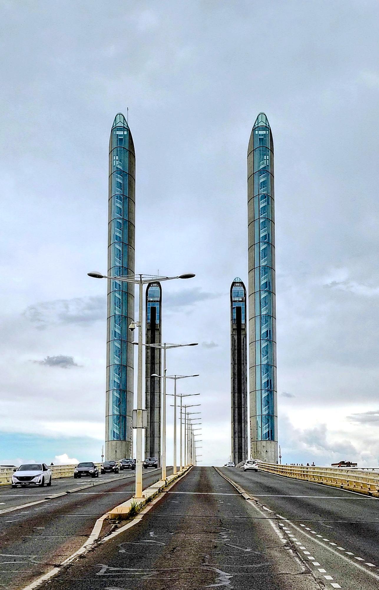 Puente Jacques-Chaban-Delmas.