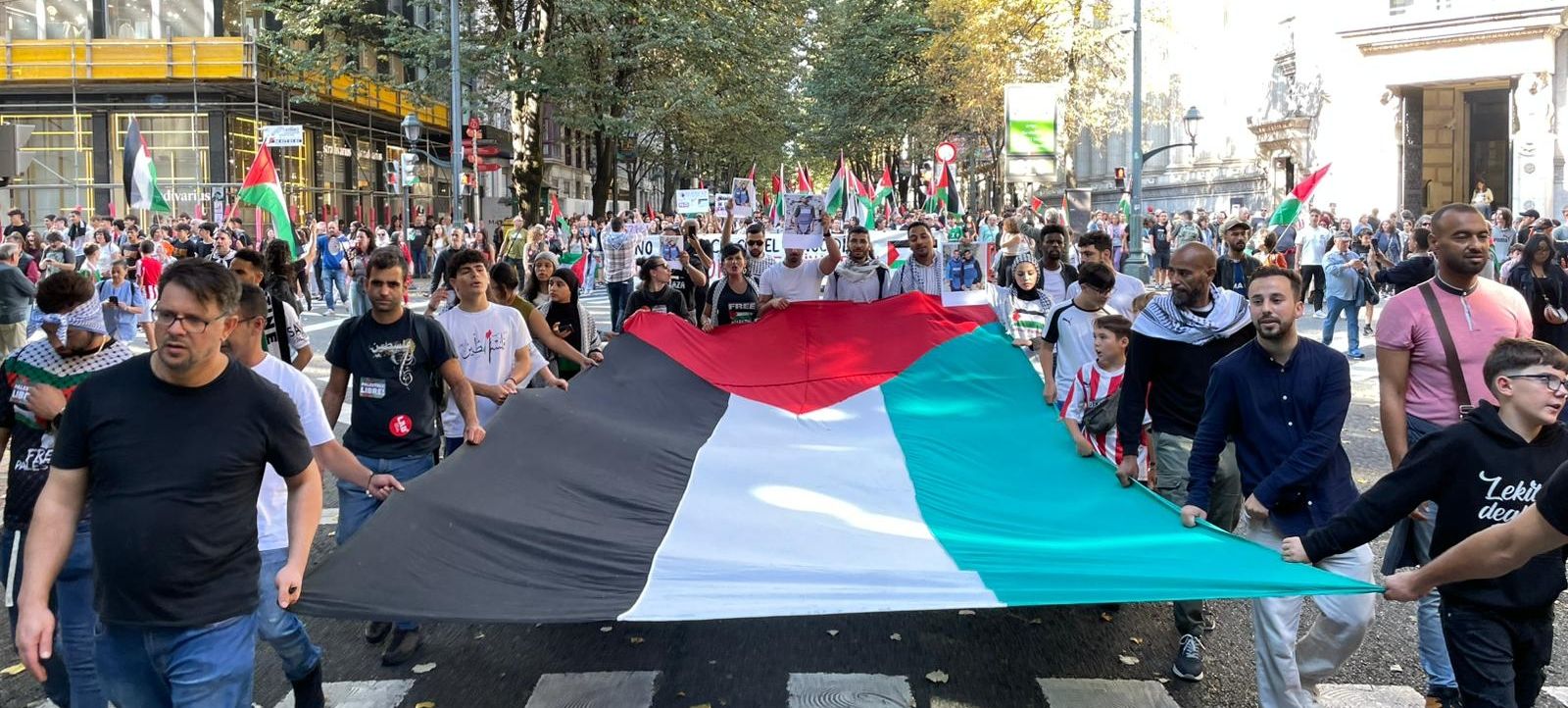 Miles de personas se manifiestan en Bilbao en apoyo al pueblo palestino