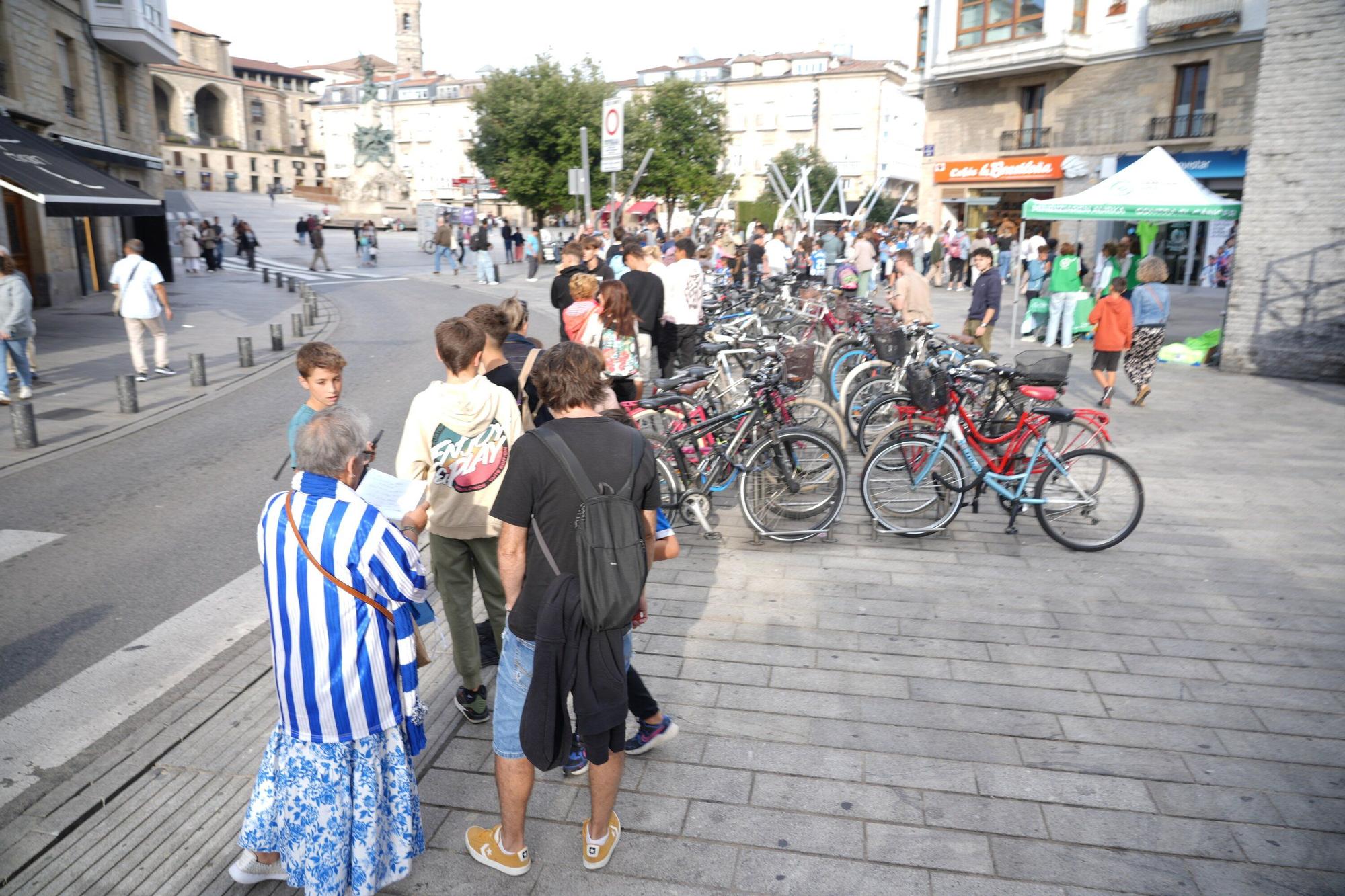 En imágenes: Firma de autógrafos para desbordar Vitoria-Gasteiz de ilusión albiazul