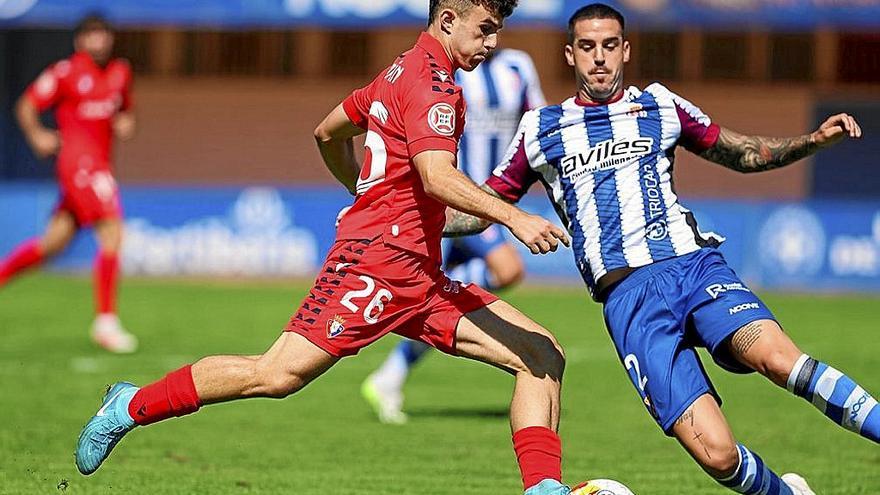 Xabier Garín trata de chutar ante el corte de Granero.  | FOTO: OSASUNA