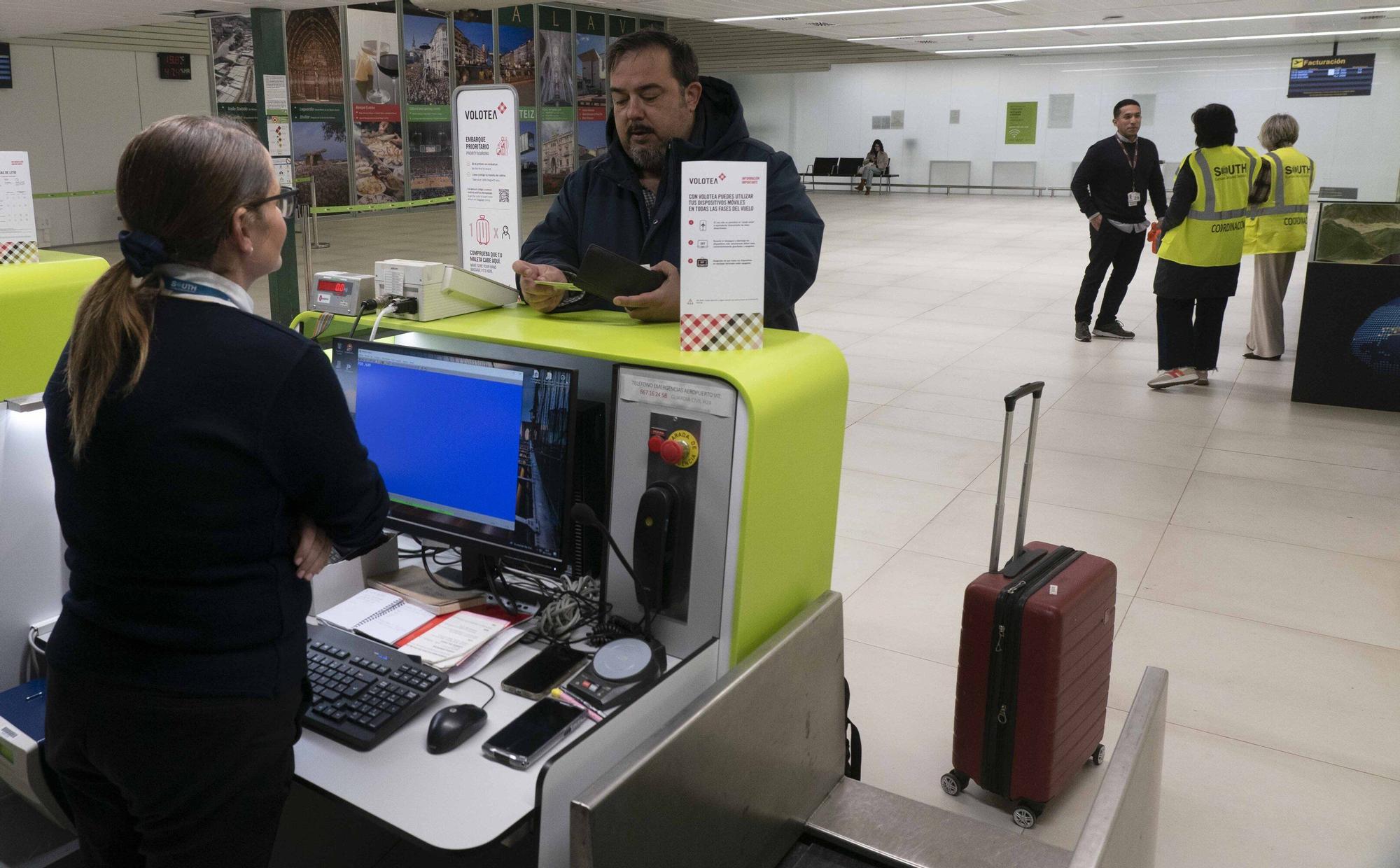 En imágenes: Foronda estrena los vuelos regulares a Barcelona y Madrid