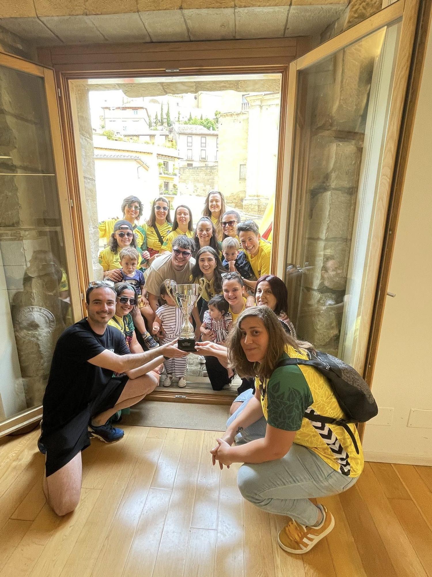 El alcalde de Labastida junto a las pregoneras del Malvasía Fútbol Sala femenino tras ganar la liga de Rioja Alavesa 2024-25