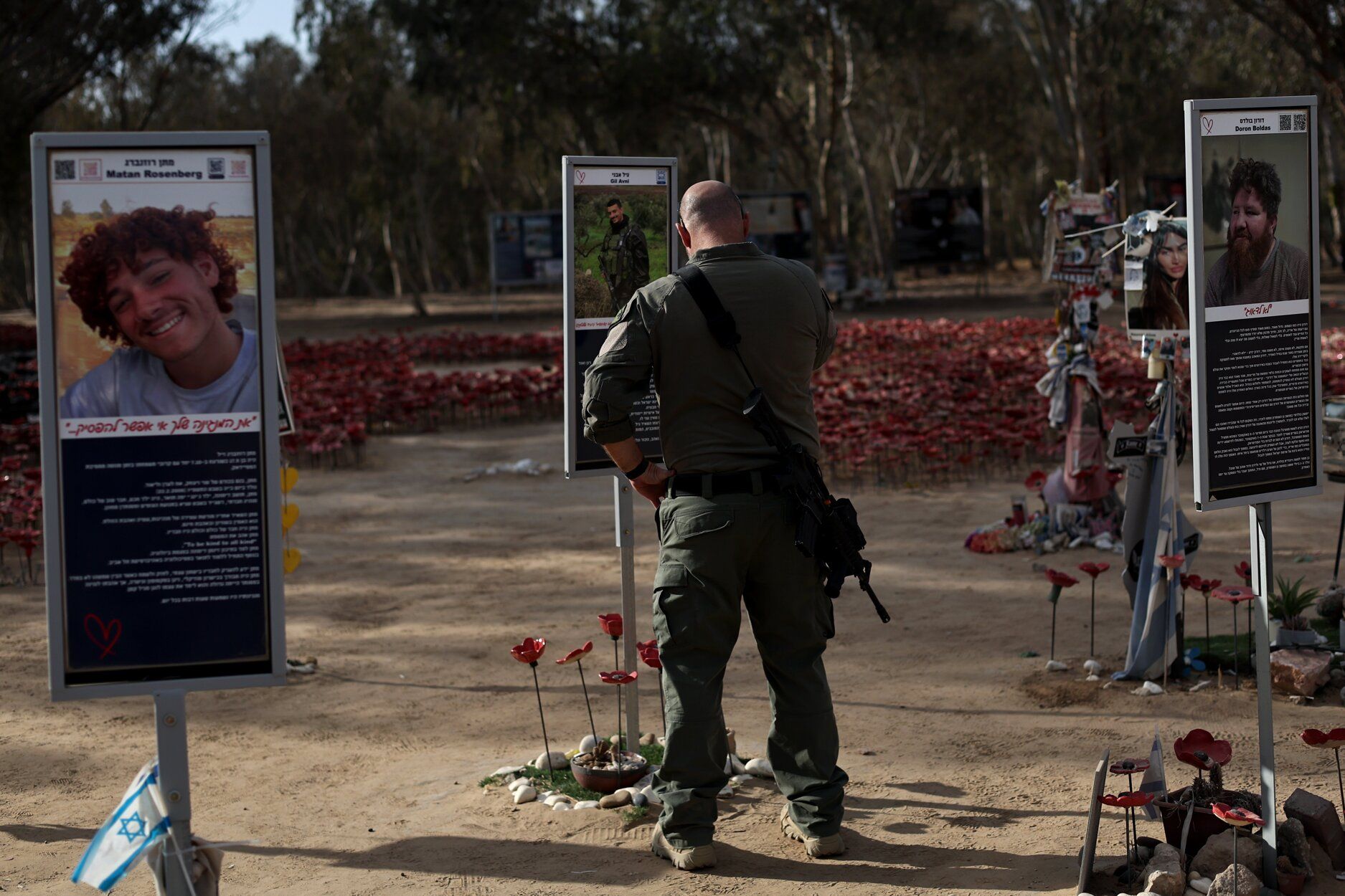 Familias israelíes visitan los monumentos conmemorativos en el recinto del festival de música Nova