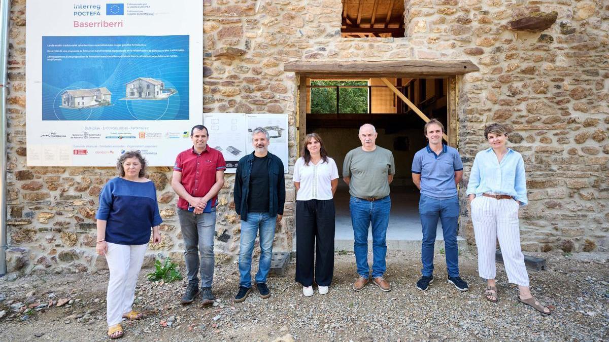 Representantes de las entidades que participan en el proyecto frente al caserío Menta.